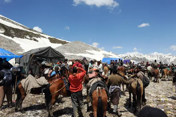 Pilgrim mahagunas ganesh top, amarnath yatra, Jammu Kashmir, Hindistan, Asya 'ya geçer. 
