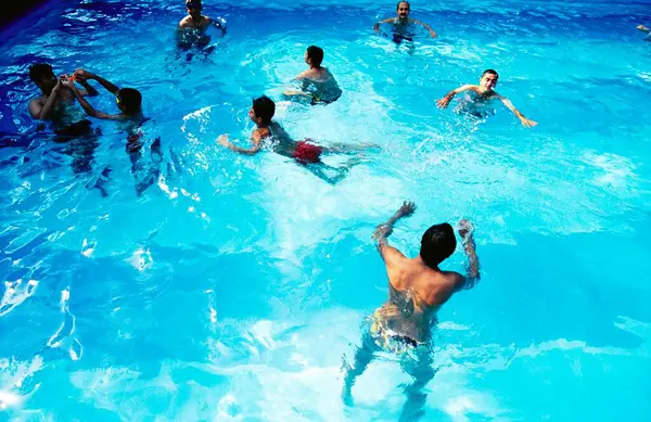 Yüzme havuzunda oynayan turistler  