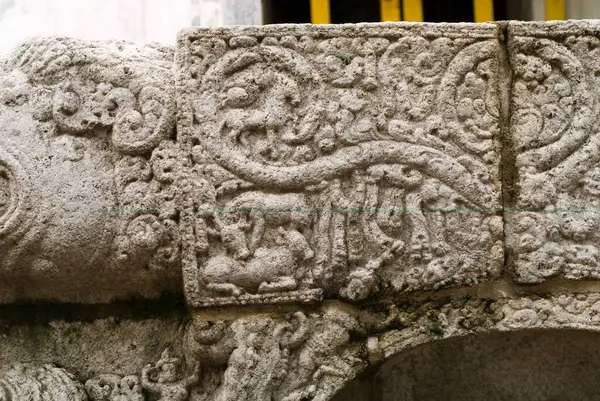 Sundaravarada Perumal Tapınağı 'ndaki Vimana Tapınağı' nın arkasındaki parapet duvara oymalar. 8. yüzyılda Uttiramerur 'da yapılmış. Tamil Nadu; Hindistan.