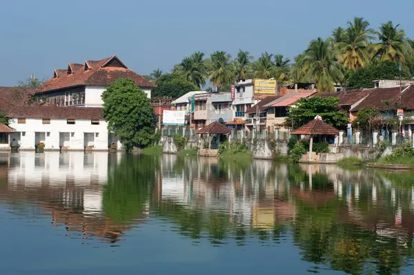 Trivandrum Thiruvananthapuram 'daki Padmatheertham tankına yansıyan evler; Kerala; Hindistan 2010