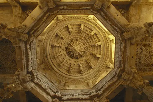 Tavan Kubbesi içeride, Ranakpur Jain Tapınağı, Ranakpur, Rajasthan, Hindistan