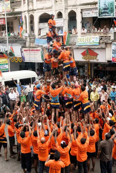 Dahikala festivalinde Dahi Handi 'yi kırmaya çalışan insan piramidi. Mumbai Maharashtra Hindistan Asya 