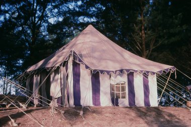 Ganpatipule, Maharashtra, Hindistan 'daki M.T.D.C kampüsündeki çadırların görüntüsü.