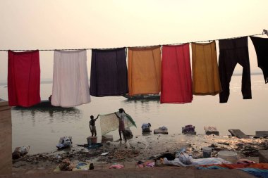 Varanasi Uttar Pradesh Hindistan 'daki Ganga Nehri' nde giysiler kuruyor. 