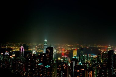 Akşam vakti, Hong Kong 'daki gökdelenlerin Victoria tepesinden Hong Kong' un parlak binalarını gösteren üst açılı görüntüsü.