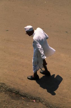 Dhoti Kurta ve Gandi Topi 'deki yaşlı adamın hava görüntüsü. 