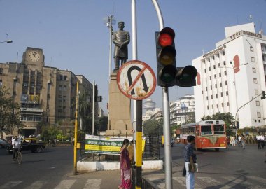 Maharashtra Hindistan 'daki Mumbai' deki kilise kapısı ve Asya endüstriyel binası.  