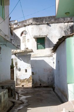 Beyaz duvar şeridi gölgesi; Dilwara yarı şehir köyü; Udaipur; Rajasthan; Hindistan