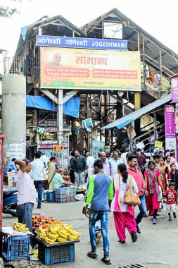 Jogeshwari Tren İstasyonu köprü üstü girişi, Mumbai, Maharashtra, Hindistan, Asya 