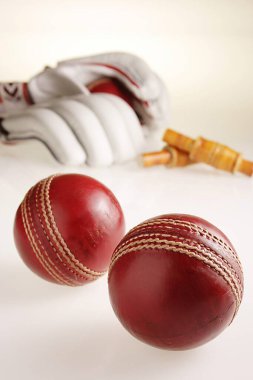 Kriket topları iki eldiven ve kütük kefaletleriyle