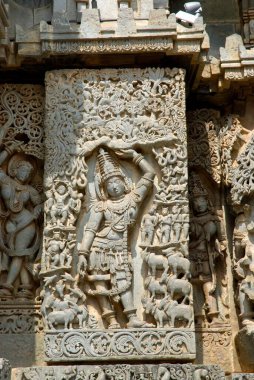 Krishna 'nın çocukluk günlerini gösteren panel Shiva tapınağındaki Govardhan dağının tamamını kaldırıyor, Halebidu, Hassan bölgesi, Karnataka, Hindistan 