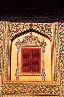 Şehir Sarayı kapısı, Jaipur, Rajasthan, Hindistan 'da fresk penceresi. 