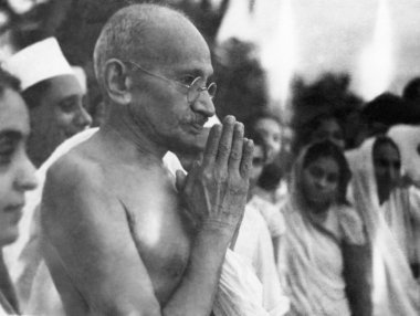 Mahatma Gandhi, Juhu Sahili, Mumbai, Mayıs 1944, Hindistan 'da insanları selamlıyor.  