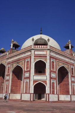 Humayun 'un mezarı 1570' te Hint Yarımadası Pers etkisindeki ilk kırmızı kumtaşı ve beyaz mermer mezardan yapılmış. Delhi, Hindistan UNESCO Dünya Mirası Bölgesi.