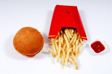 Beyaz arka planda kızarmış burger ve ketçap.