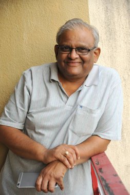 Yaşlı adam balkonda duruyor, Hindistan, Asya