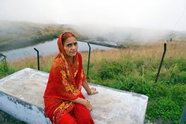 Mawsmai Falls 'da oturan kadın; Cherrapunji; Meghalaya; Hindistan 