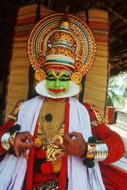 K. Sivrajan kathakali dansı yapıyor; klasik dans; kerala; Hindistan