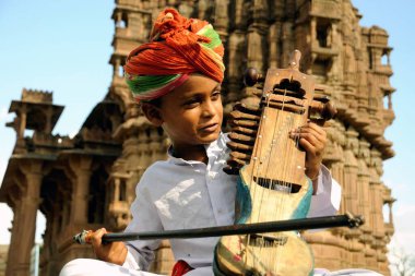 Sarangi, Deval, Mandore, Jodhpur, Rajasthan, Hindistan oynayan çocuk. 