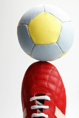 Sarı ve mavi futbol toplu kırmızı ayakkabı veya futbol topu 