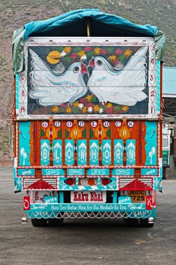 Uri Jammu & Kashmir Hindistan Asya 'yı taşıyan Boyalı Kamyon 