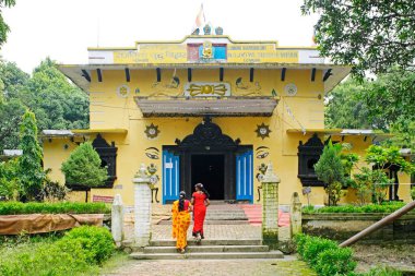 Rajkiya Buddha Vihar 'ı ziyaret eden kadınlar, Lumbini Dharmodaya komiteleri Buddha Vihar, UNESCO Dünya Mirası alanı, Lumbini, Nepal' deki Gautam Buddha doğum yeri 