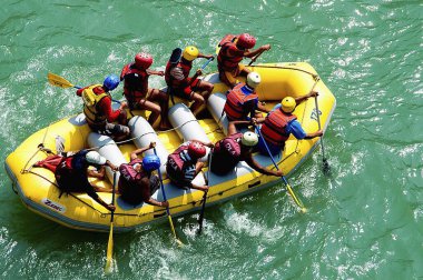 Rishikesh, Uttaranchal Uttarakhand, Hindistan boyunca Ganga çetelerinde rafting. 