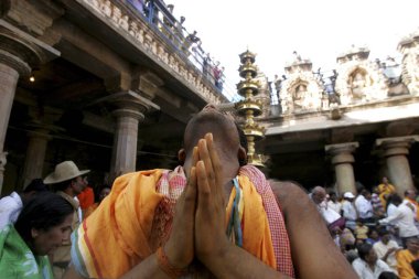 Mahamasthakabhisheka Jain festivali sırasında her 12 yılda bir Bhagwan Gomateshwara Bahubali 'nin kutsanmasını isteyenler, Shravanabelagola, Hassan bölgesi, Karnataka eyaleti, Hindistan 