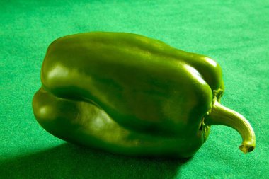 Yeşil arka planda sebze, baharatlı kırmızı biber Shimla Mirch Capsicum yıllık Capsicum frutescens