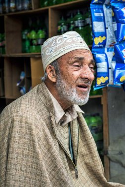 Kaşmirli yaşlı adam, Dawar köyü, Gurez, Bandipora, Kaşmir, Hindistan, Asya 