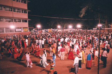 İnsanlar Navaratri dandiyas garba festivalinde Dandiya ras 'ı kutluyor 