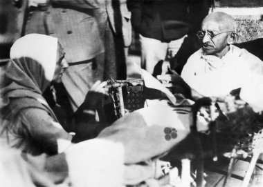 Mirabehn, Mahatma Gandhi ile SS Rajputana 'da İngiltere' de 1931 Eylül 'ünde Hindistan' da kalırken görüştü.   