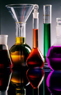 Cam Şişelerde Renkli Kimyasal Sıvılar ve Laboratuvarda Tüpler  