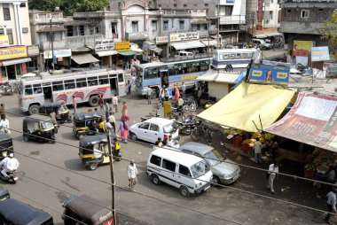 Indore otobüs durağı yakınlarındaki trafik, Madhya Pradesh, Hindistan 