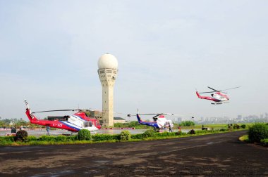 Helikopter Juhu havaalanından havalanıyor, Bombay Mumbai, Maharashtra, Hindistan 