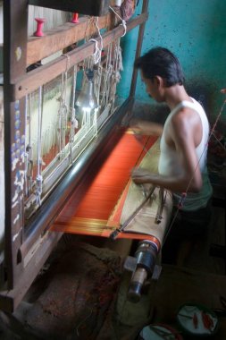 El dokuması, Bishnupur, Batı Bengal, Hindistan yapımı pamuk kırmızısı ipek sari.