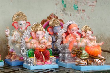 Ganesh 'in İdolleri satılık; Hindu fil başlı tanrı; Lalbaug Ganapati festivali; Bombay Mumbai; Maharashtra; Hindistan