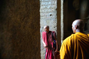 Fil mağaralarının içindeki Budist rahipler, Bombay Mumbai, Maharashtra, Hindistan   