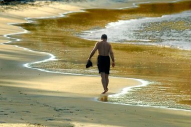 Kovalam Kerala Hindistan sahilinde turist şafağı yürüyüşü 