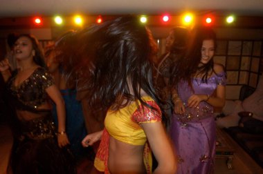 Bombay Mumbai, Maharashtra, Hindistan 'da barda dans eden süslü kızlar. 