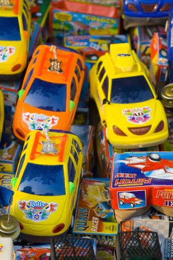 Oyuncak arabalar satılık. Yakın plan, Hindistan.