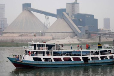 Nakliye, Waterways Feribotu ana ulaşım aracı, bu feribotlar tehlikeli, çoğu zaman aşırı yüklüler, Dhaka, Bangladeş 