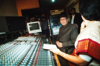 Padmaja Phenani ve başkan yardımcısı. ŞARKI. Vishwanath Pratap Singh Hindistan Cumhuriyeti eski başbakanı  