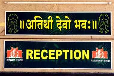Misafir, Hindistan 'daki Maharashtra Turizm Geliştirme Şirketi' nin resepsiyonunda deonagari resepsiyonunda tanrı tahtası. 