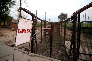 Elektrik kabloları, Hindistan ile Pakistan arasında Wagah, Amritsar, Punjab, Hindistan sınırına işaret ediyor 