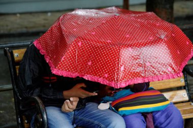 Mumbai Asya Şemsiyesi 'nde muson yağmurlarının tadını çıkaran genç çift. 