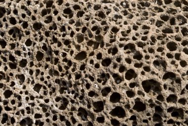 Harihareshwar Sahili, Konkan Bölgesi, Raigad Dikkatini dağıt, Maharashtra, Hindistan 'daki volkandan çıkan volkanik lav kayaları üzerinde muhteşem bir tasarım.