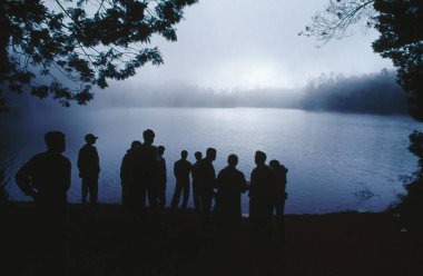 Kodaikanal Gölü, Tamil Nadu, Hindistan 'da turistler 