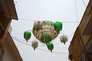 Hindistan, Pondicherry 'de sallanan geri dönüştürülmüş plastik meşrubat şişelerinden yapılmış avize. 