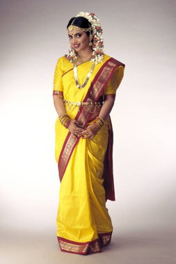 Geleneksel Gelin Kostümü Giydirilmiş Güney Hindistan Gelini 